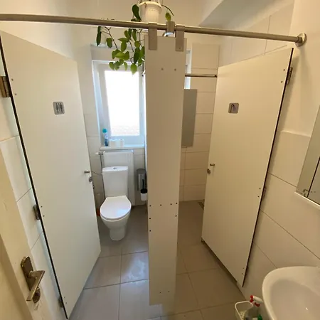 بيت ضيافة Family Greenslo 2*